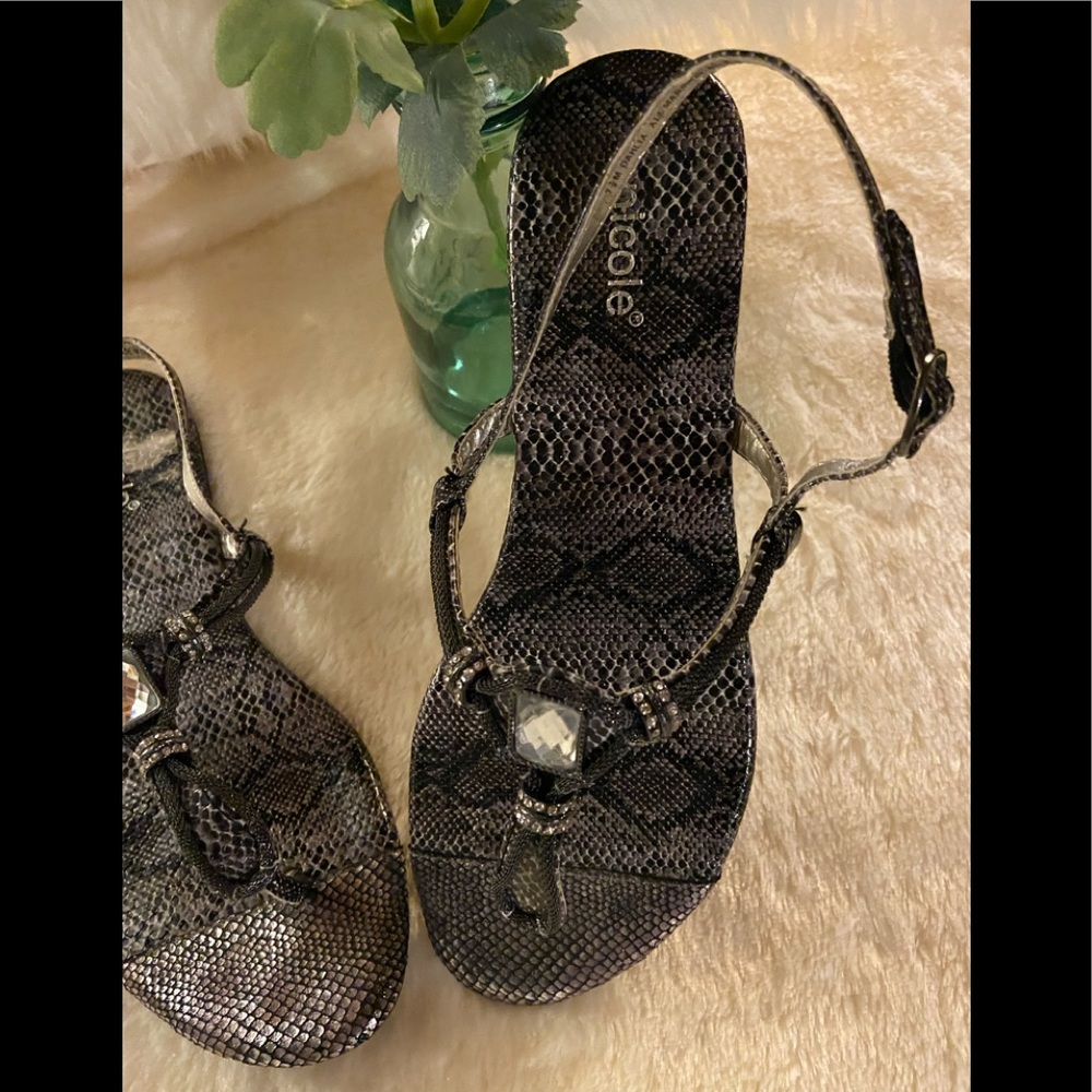 NICOLE-Gray/silver jeweled sandal. Sz 7.5